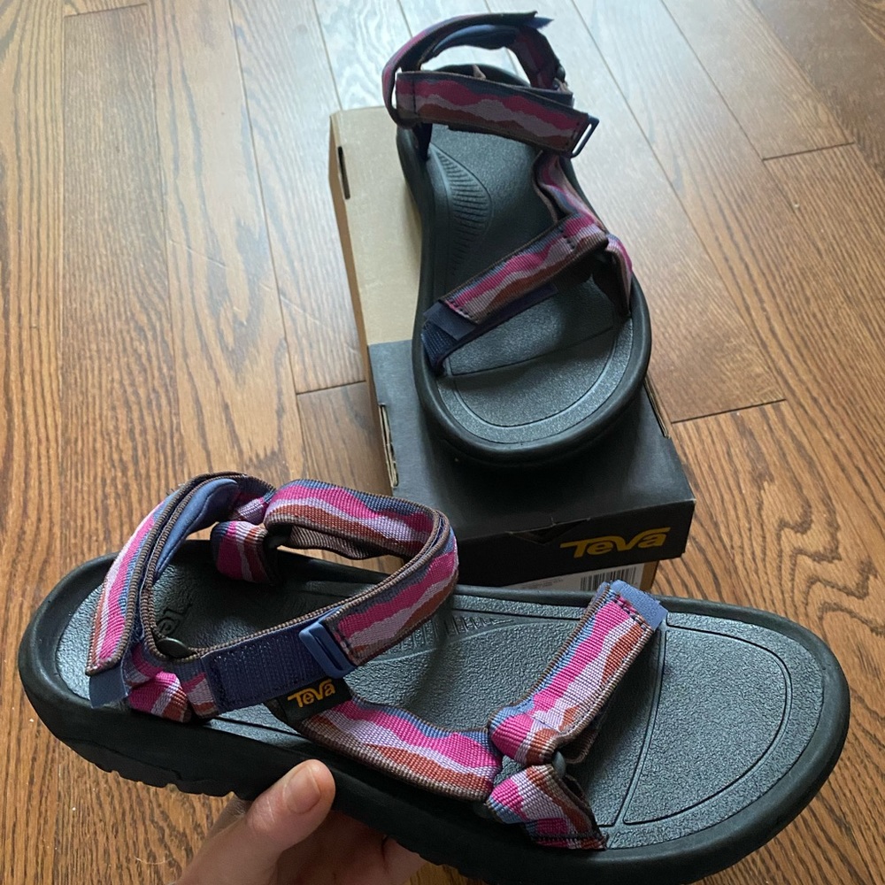 Never worn Teva sandals🩷